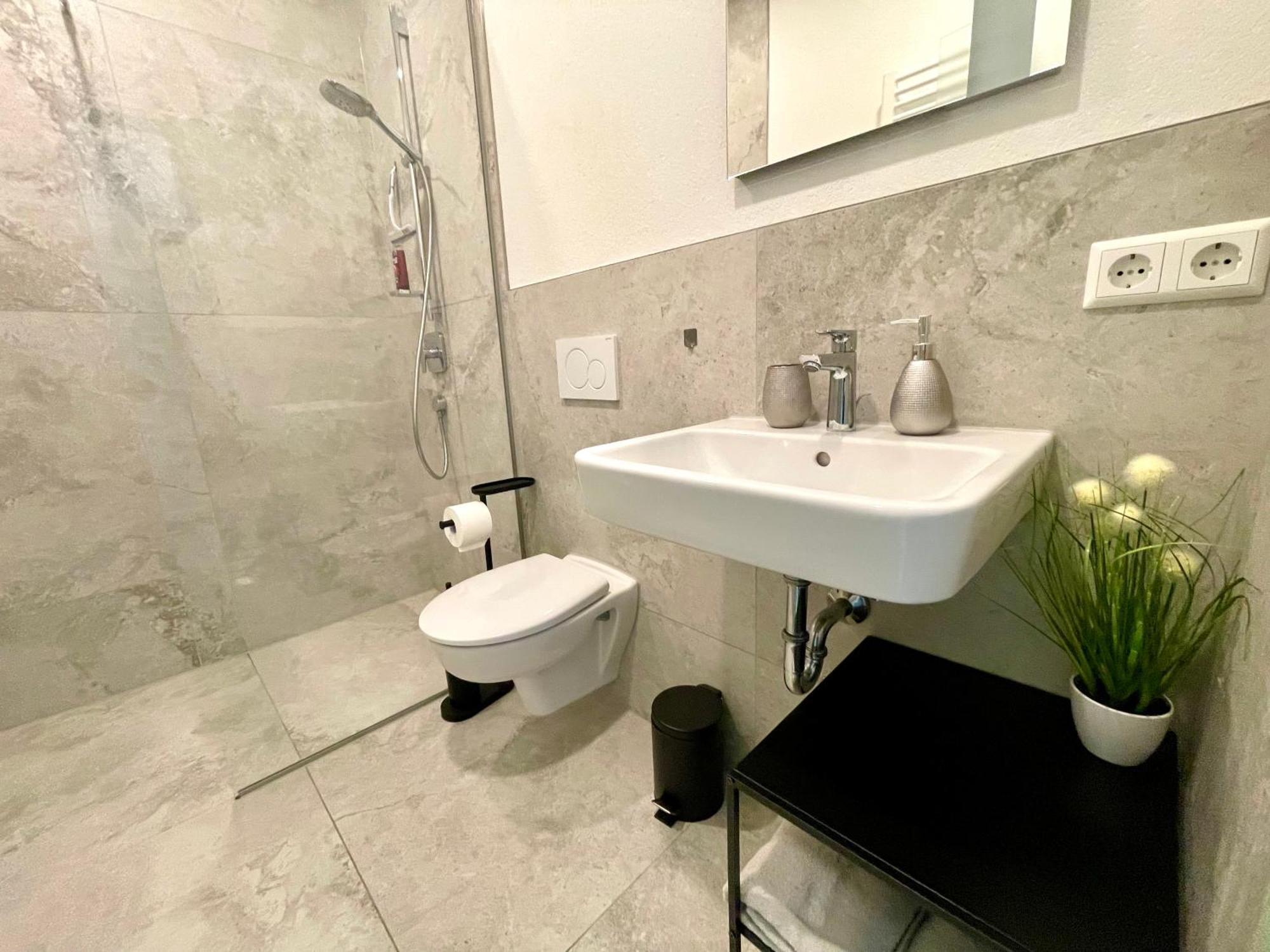 Neu Schwarzwald Zimmer Am Schloessle Goldstadt Pforzheim Exterior foto