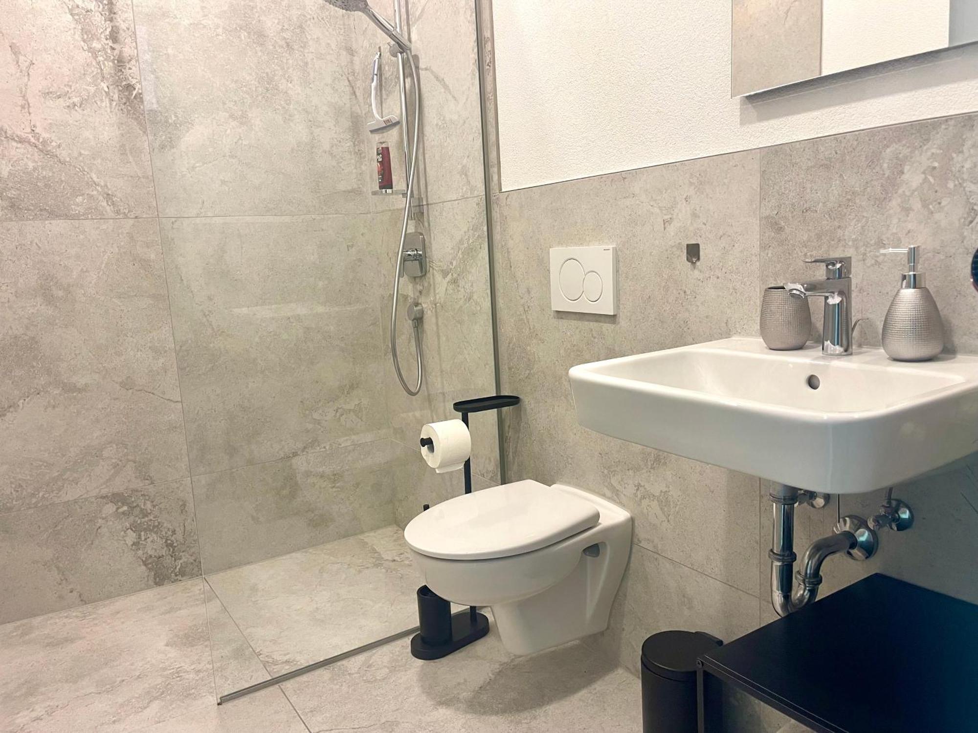 Neu Schwarzwald Zimmer Am Schloessle Goldstadt Pforzheim Exterior foto
